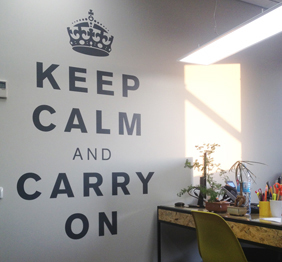 מדבקת קיר - keep calm and carry on