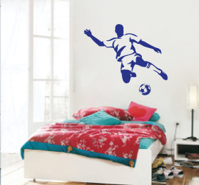 מדבקת קיר - שחקן כדורגל בועט בכדור וולה