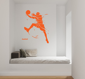 מדבקת קיר - שחקן כדורסל מניף כדור