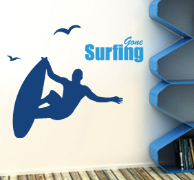 מדבקת קיר : גולש מניף את היד בשילוב שחפים וטקסט