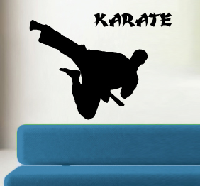 מדבקת קיר - דמות קראטה וטקסט 