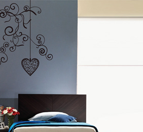 מדבקת קיר - לב תלוי מהתקרה