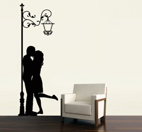 מדבקת קיר - זוג אוהבים ופנס רחוב