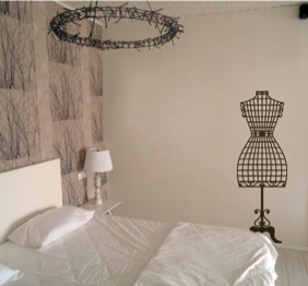 מדבקת קיר - מתלה נשי  - רשת